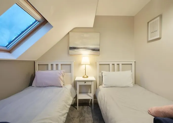 Stradbroke House - 5 Bed Townhouse, Sleeps 11, Great For Group Stays & Workers, Free Parking & Netflix - Hosted By Stay Host Save