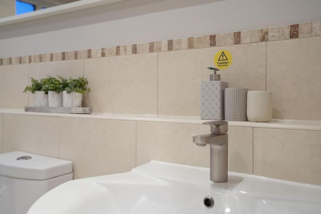 Holiday home Stradbroke House - 5 Bed Townhouse, Sleeps 11, Great For Group & Workers, Free Parking & Netflix - Hosted By Host Save *