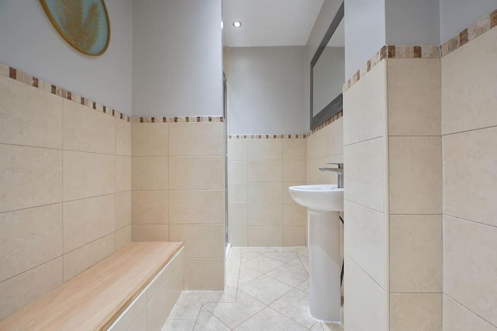 Stradbroke House - 5 Bed Townhouse, Sleeps 11, Great For Group & Workers, Free Parking & Netflix - Hosted By Host Save *