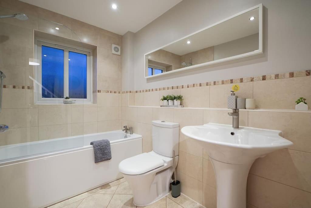 Stradbroke House - 5 Bed Townhouse, Sleeps 11, Great For Group & Workers, Free Parking & Netflix - Hosted By Host Save Holiday home Sheffield