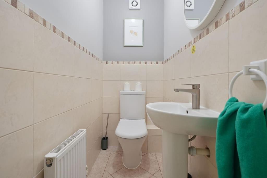 Holiday home Stradbroke House - 5 Bed Townhouse, Sleeps 11, Great For Group & Workers, Free Parking & Netflix - Hosted By Host Save