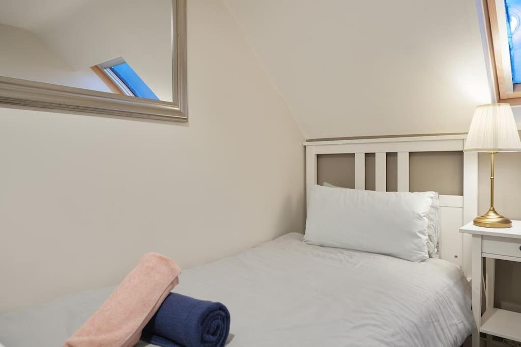 Holiday home Stradbroke House - 5 Bed Townhouse, Sleeps 11, Great For Group & Workers, Free Parking & Netflix - Hosted By Host Save *