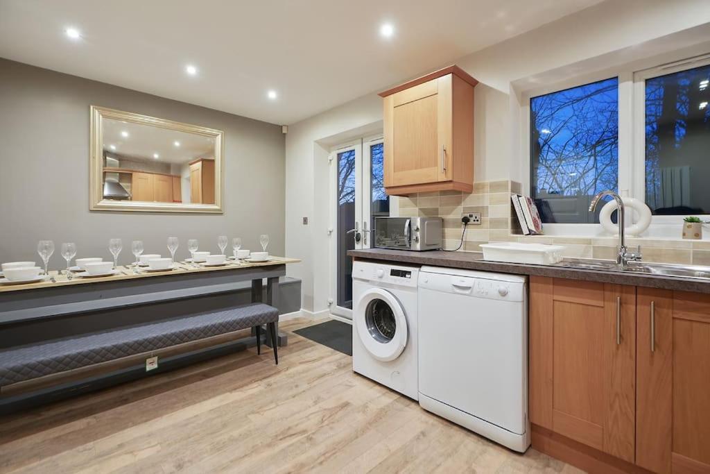 Stradbroke House - 5 Bed Townhouse, Sleeps 11, Great For Group & Workers, Free Parking & Netflix - Hosted By Host Save Holiday home