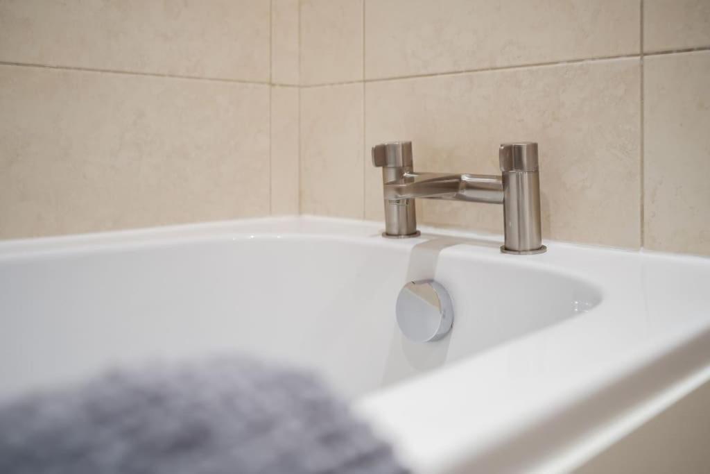 Holiday home Stradbroke House - 5 Bed Townhouse, Sleeps 11, Great For Group & Workers, Free Parking & Netflix - Hosted By Host Save *