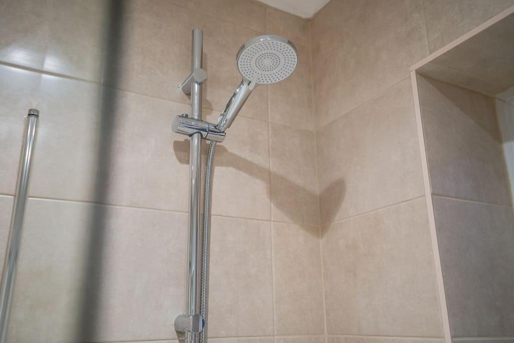 Holiday home Stradbroke House - 5 Bed Townhouse, Sleeps 11, Great For Group & Workers, Free Parking & Netflix - Hosted By Host Save Sheffield