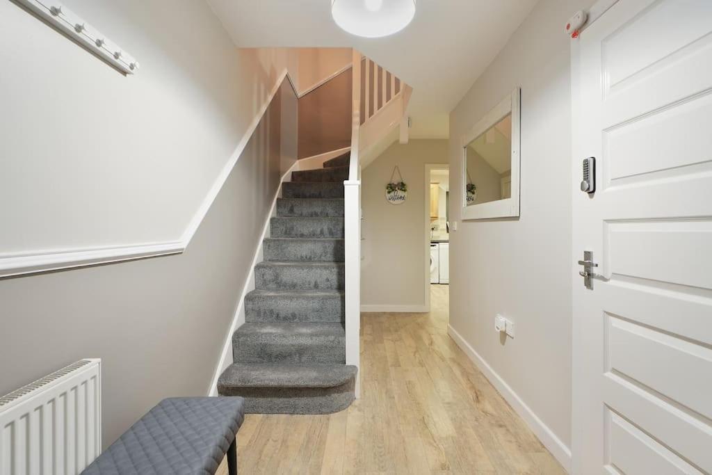 Stradbroke House - 5 Bed Townhouse, Sleeps 11, Great For Group & Workers, Free Parking & Netflix - Hosted By Host Save * Sheffield