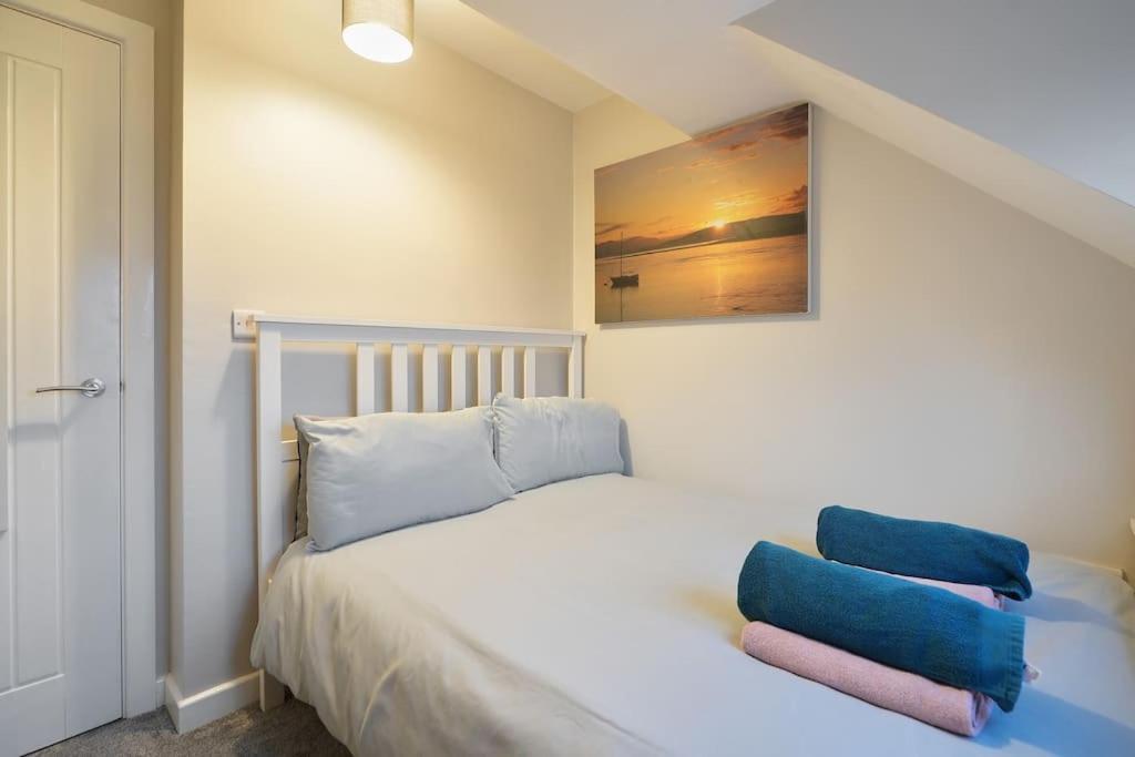 Holiday home Stradbroke House - 5 Bed Townhouse, Sleeps 11, Great For Group & Workers, Free Parking & Netflix - Hosted By Host Save