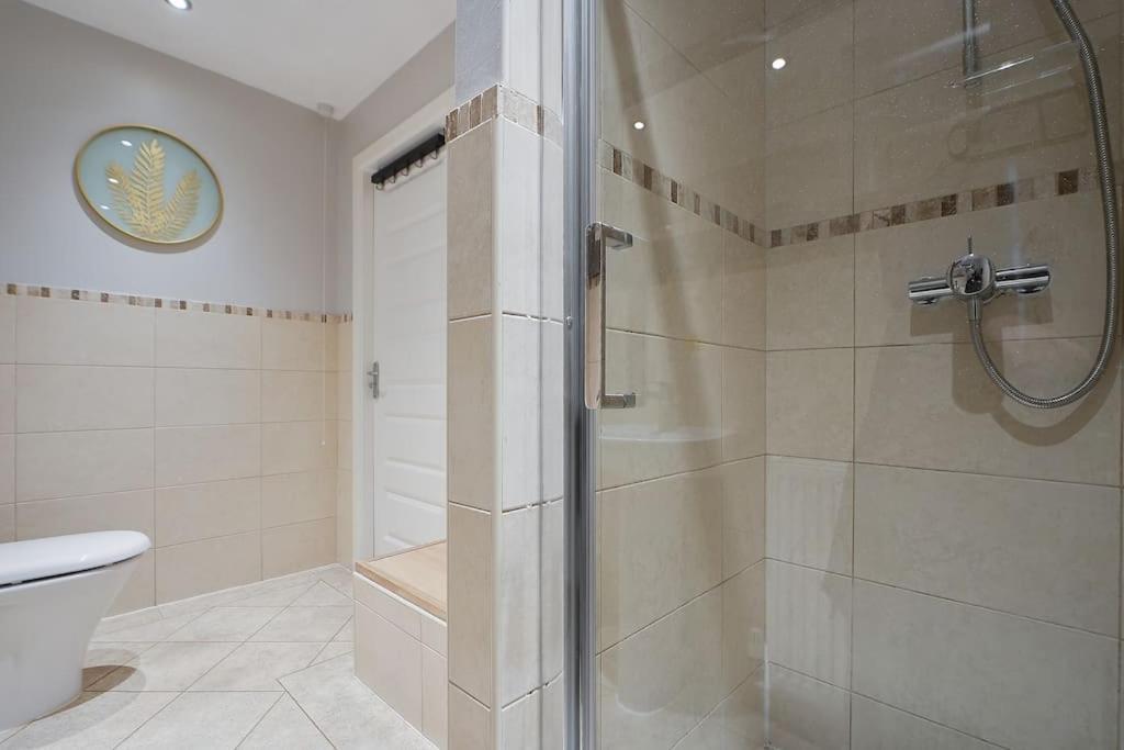 Holiday home Stradbroke House - 5 Bed Townhouse, Sleeps 11, Great For Group & Workers, Free Parking & Netflix - Hosted By Host Save Sheffield