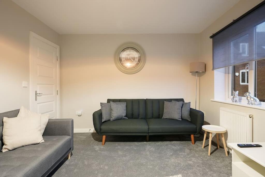 Holiday home Stradbroke House - 5 Bed Townhouse, Sleeps 11, Great For Group & Workers, Free Parking & Netflix - Hosted By Host Save