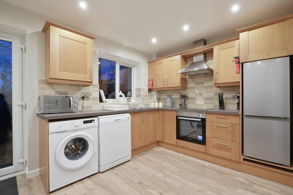 Stradbroke House - 5 Bed Townhouse, Sleeps 11, Great For Group & Workers, Free Parking & Netflix - Hosted By Host Save *