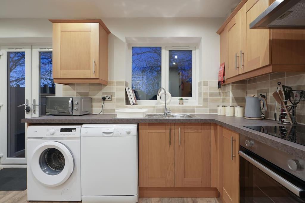 Stradbroke House - 5 Bed Townhouse, Sleeps 11, Great For Group & Workers, Free Parking & Netflix - Hosted By Host Save