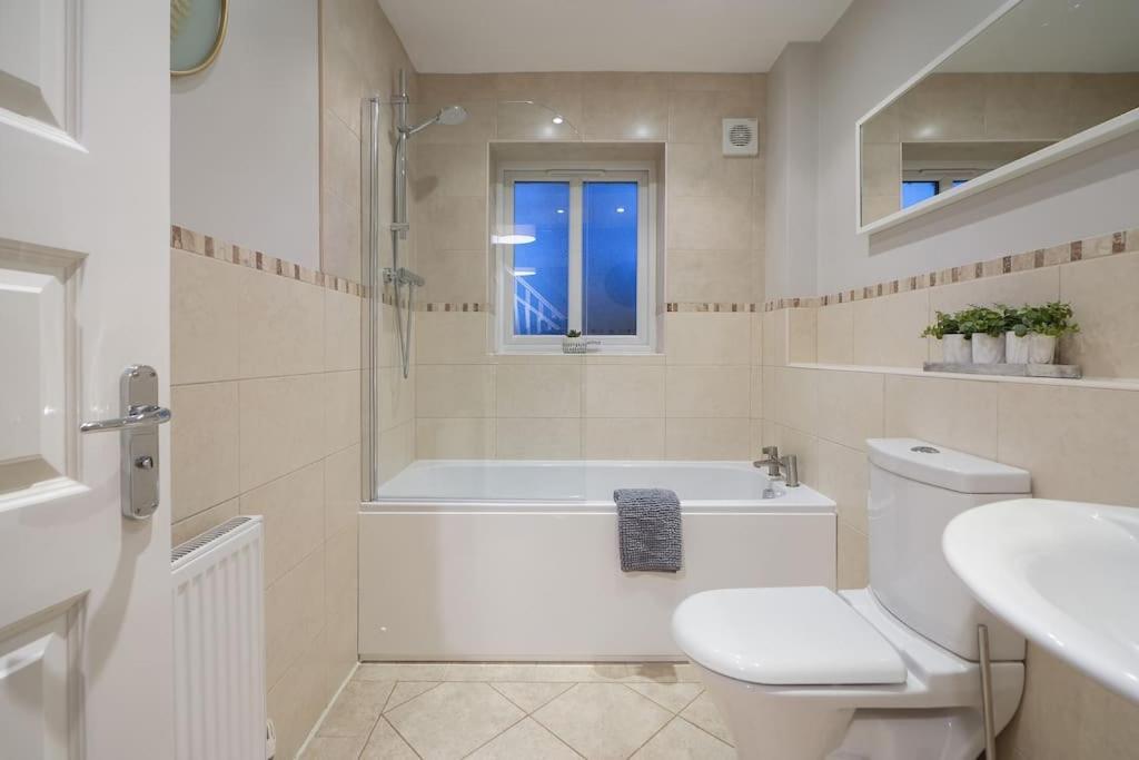 Stradbroke House - 5 Bed Townhouse, Sleeps 11, Great For Group & Workers, Free Parking & Netflix - Hosted By Host Save Holiday home *