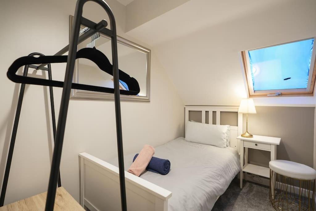 Holiday home Stradbroke House - 5 Bed Townhouse, Sleeps 11, Great For Group & Workers, Free Parking & Netflix - Hosted By Host Save Sheffield