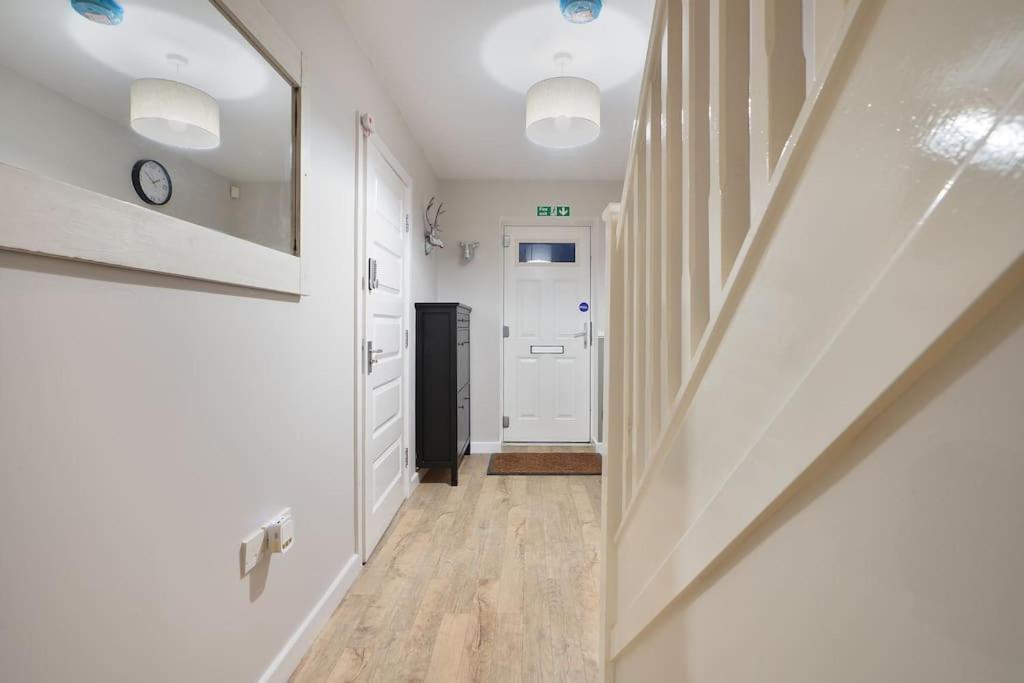 Stradbroke House - 5 Bed Townhouse, Sleeps 11, Great For Group & Workers, Free Parking & Netflix - Hosted By Host Save Holiday home Sheffield