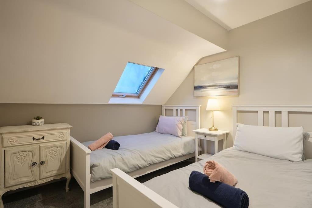 Holiday home Stradbroke House - 5 Bed Townhouse, Sleeps 11, Great For Group & Workers, Free Parking & Netflix - Hosted By Host Save *