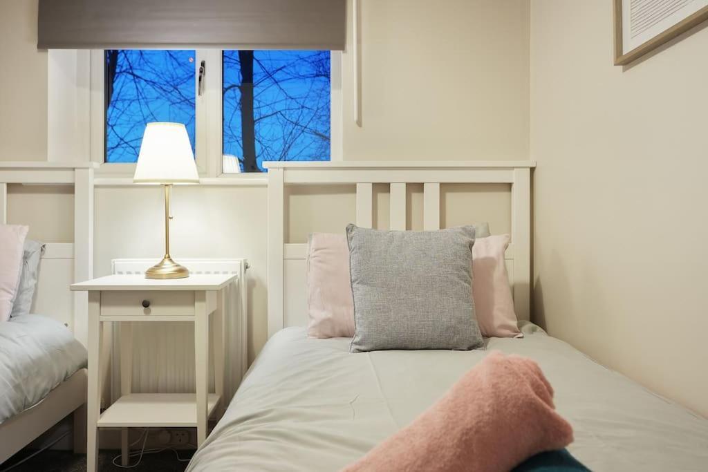 Stradbroke House - 5 Bed Townhouse, Sleeps 11, Great For Group & Workers, Free Parking & Netflix - Hosted By Host Save *