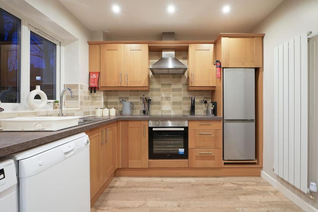 Stradbroke House - 5 Bed Townhouse, Sleeps 11, Great For Group & Workers, Free Parking & Netflix - Hosted By Host Save Sheffield
